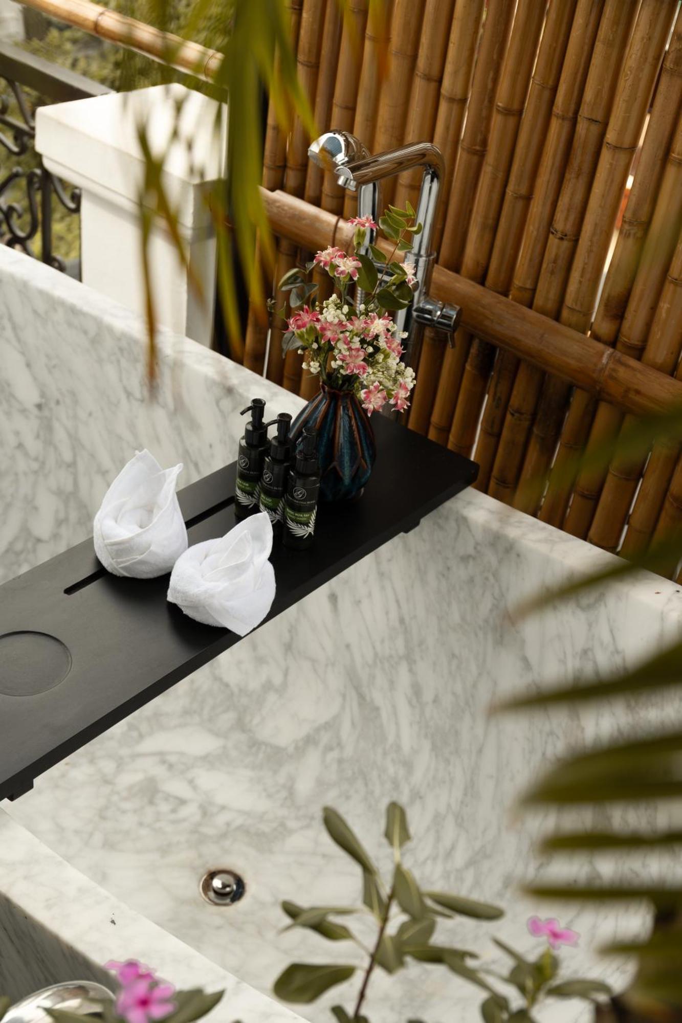 Hanoi Graceful Hotel And Travel Exterior photo